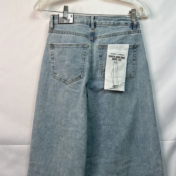 Almost Famous Super High rise wide leg light wash jeans size 0 NWT - Picture 8 of 13